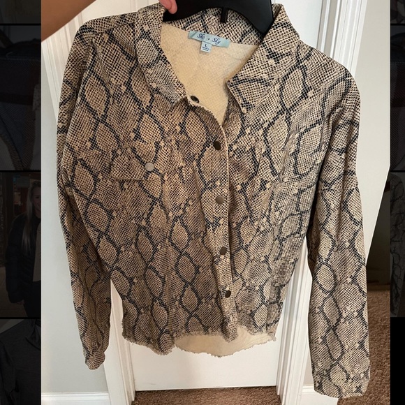 Women’s Shacket - Picture 2 of 3